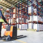 37783987-Elektrostapler-Hochhubwagen-LKW-Ausr-stung-bei-der-Arbeit-im-Lager-Lizenzfreie-Bilder_edited-150x150